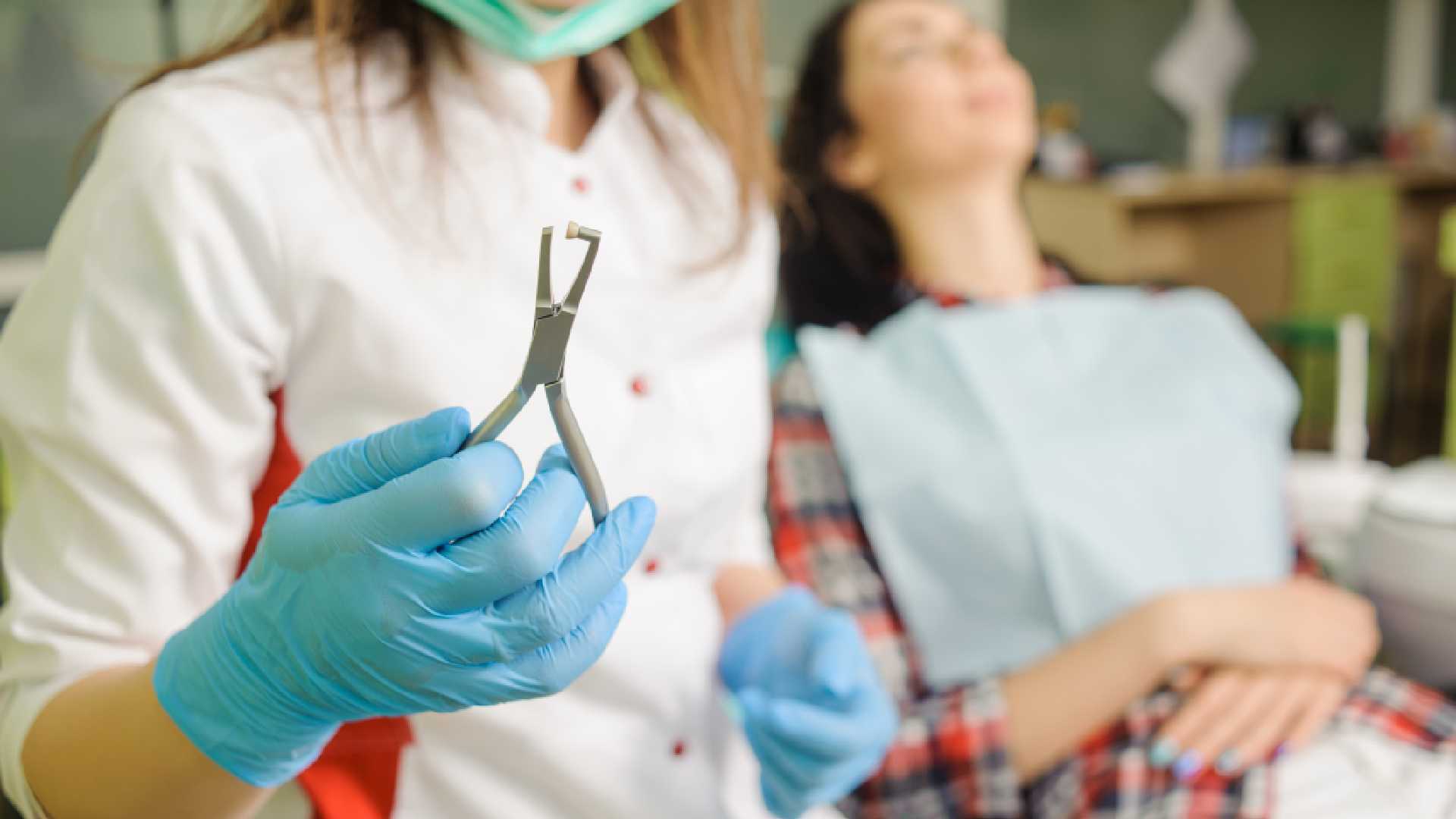 Painful Tooth Extraction Urgent: Signs You Can&rsquo;t Ignore